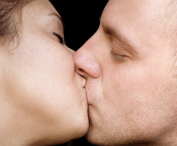 Cómo besar en la primera cita