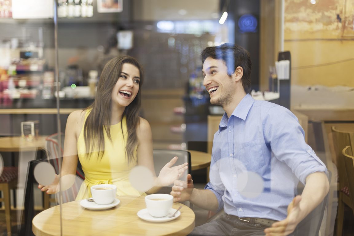 Señales de que le gustas a una mujer casada - 10 claras señales