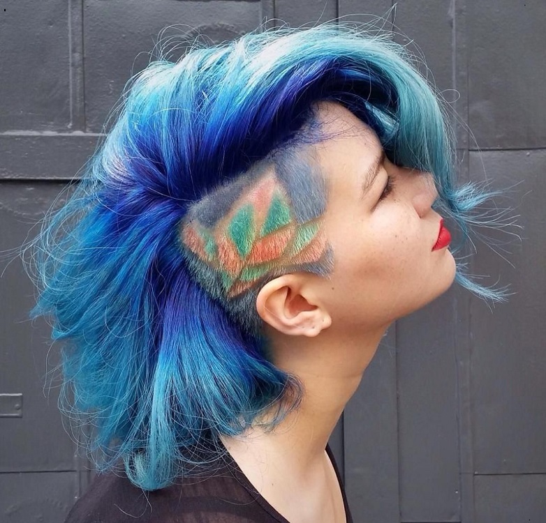 peinados para cabello corto cresta azul creativo