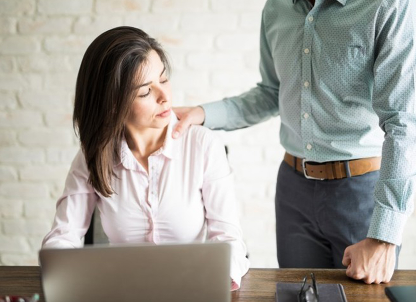 ¿qué Significa Cuando Un Hombre Te Toca El Hombro Métodos Para Ligar